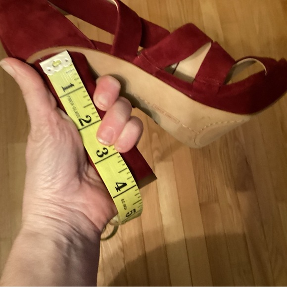 Vince Camuto Suede Platforms Sandals, Size 7/37. - Picture 12 of 13